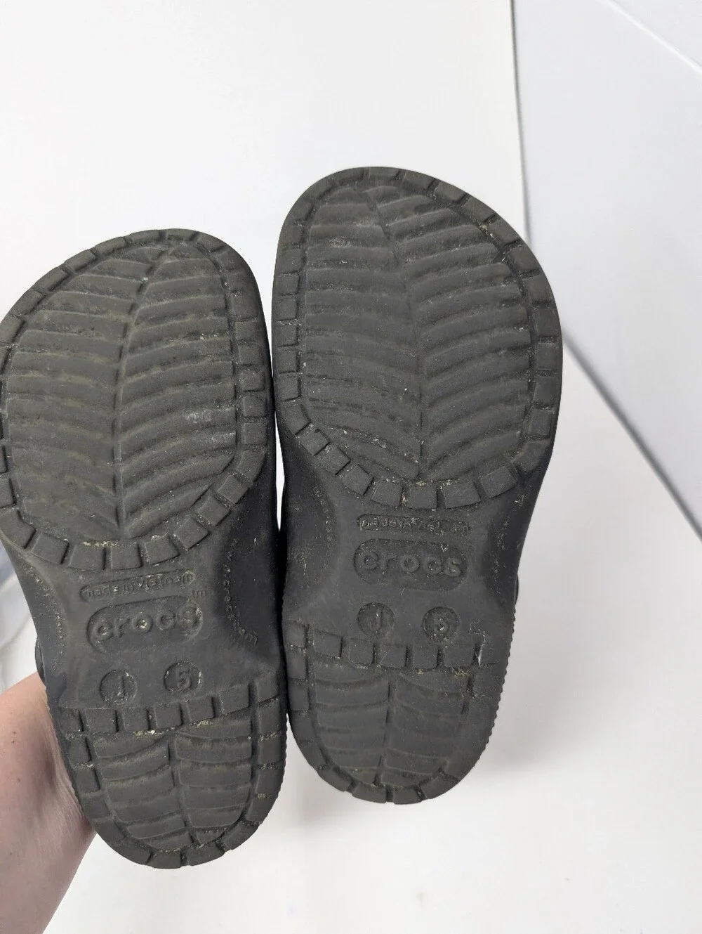 Crocs Classic Clog Black Unisex Slip-On Shoes sz J5